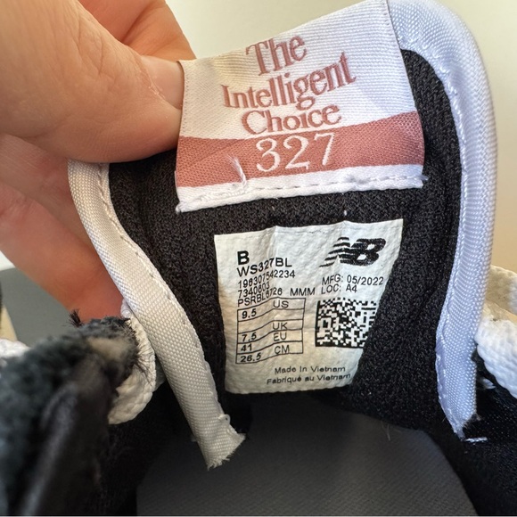 New! New Balance® 327 women's sneakers size 9.5 in black suede and white - Picture 7 of 7